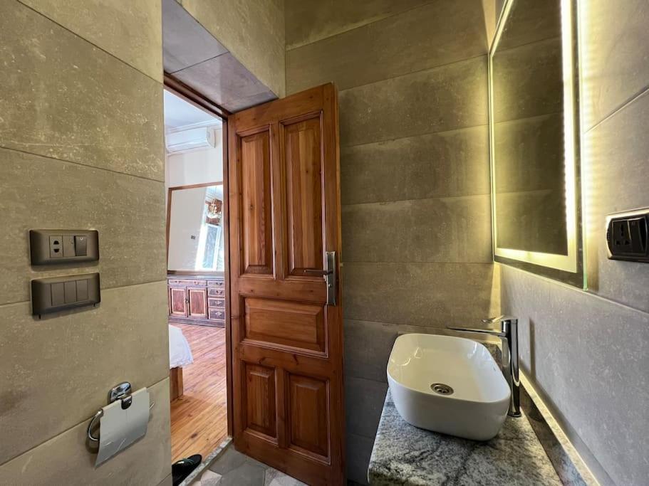 Authentic 3Br Apartment In Downtown, Каир Экстерьер фото
